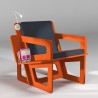 Fauteuil de lecture orange, taillé sur-mesure, dossier mi-hauteur. Liseuse en option